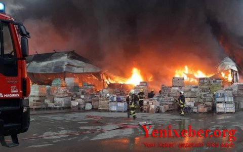 В Баку произошел пожар в магазине стройматериалов