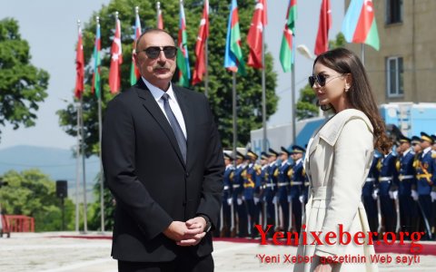 Милли Меджлис поздравил Ильхама Алиева и Мехрибан Алиеву с Днем Независимости