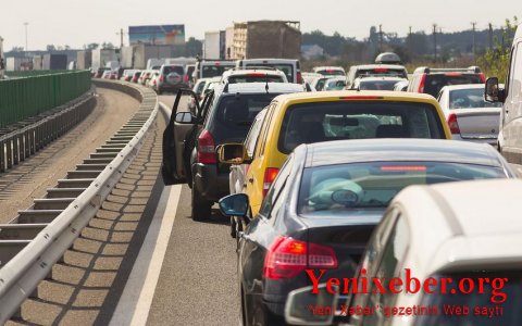 На некоторых улицах и проспектах Баку наблюдается плотность движения