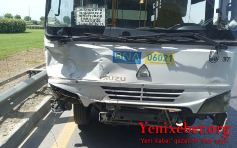 В Баку маршрутный автобус попал в ДТП