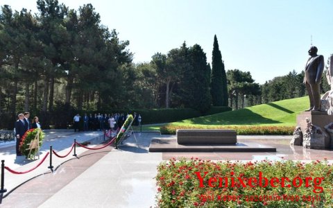 Представители министерства молодежи и спорта посетили могилу Гейдара Алиева