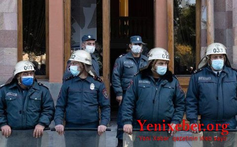 Полиция Еревана оцепила здание парламента в ожидании возобновления митинга