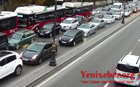 На этих улицах Баку затруднено движение транспорта