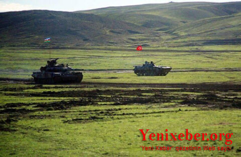 Военные учения по ту и эту стороны реки -