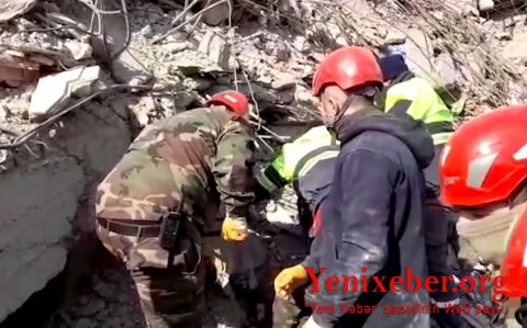 Азербайджанские спасатели вызволили 45 человек из-под завалов в Турции