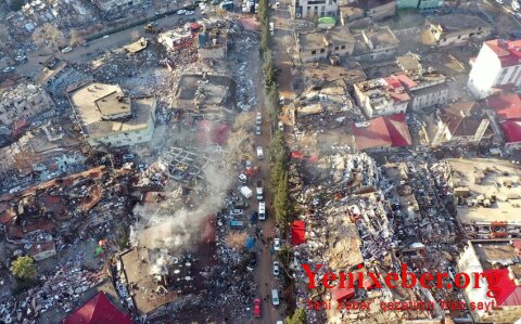 В Турции из-под завалов извлекли 83-летнюю женщину и двухлетнего ребенка