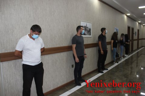 Başqalarının şəxsiyyət vəsiqəsi ilə -