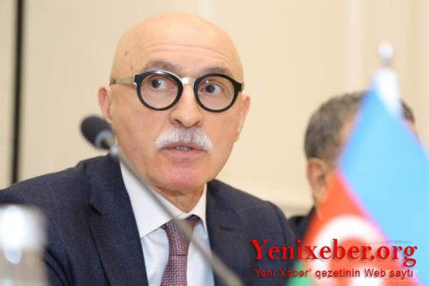  Firudin Qurbanov "bir əlində iki qarpız tutub"-