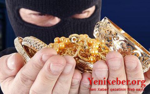 Zaqatalada qadına məxsus çantadan   -