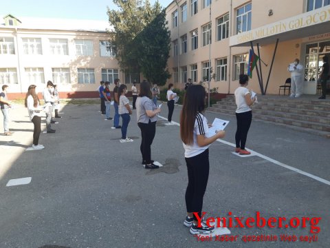 Təhsil müəssisələrinin qarşısında -