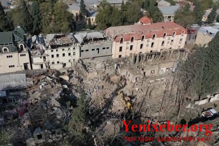 Gəncədə dağıntılar altından çıxarılanlardan biri -