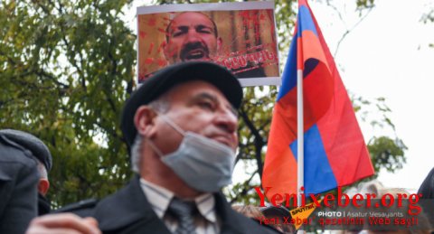 İrəvanda etirazçılar yolu bağladı-