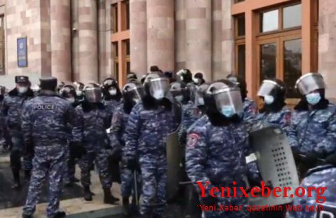 Koçaryan yumurta atəşinə tutuldu-