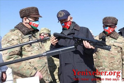 Nazirlər təlimlərdə istifadə olunan silahlara baxdı-