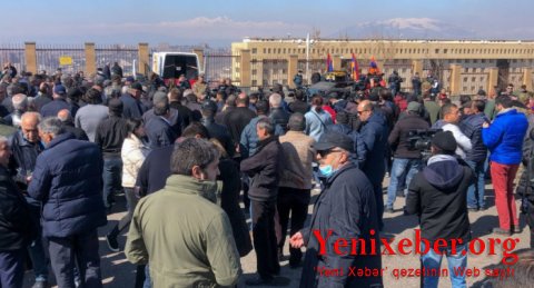 Sarkisyanın iqamətgahı mühasirəyə alındı-