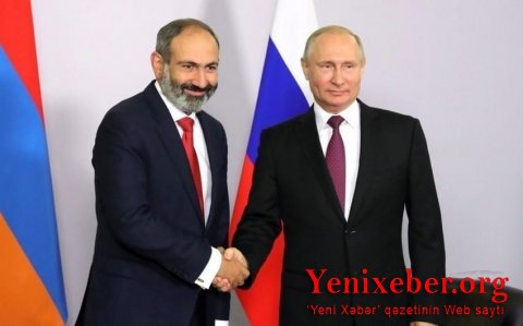 Paşinyan Putinlə görüşündə çıxışı zamanı 10 dəfə şparqalkaya baxıb