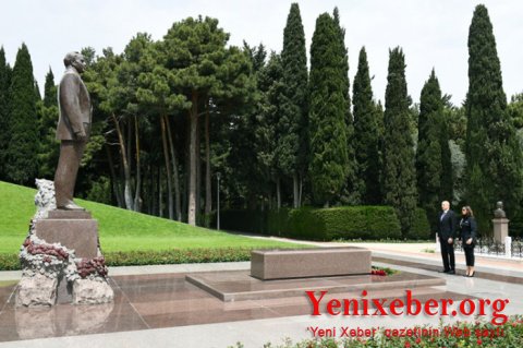 Prezident və birinci xanım Heydər Əliyevin məzarını ziyarət edib-