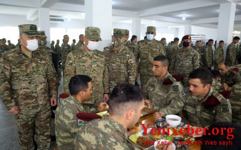 Müdafiə naziri azad edilmiş ərazilərdə yerləşən bölmələrdə olub-
