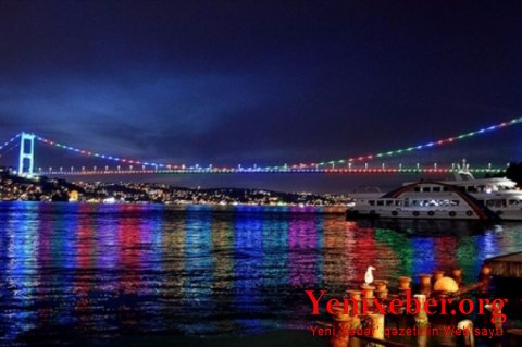 İstanbul körpüləri bayrağımızın rəngləri ilə işıqlandırılır-