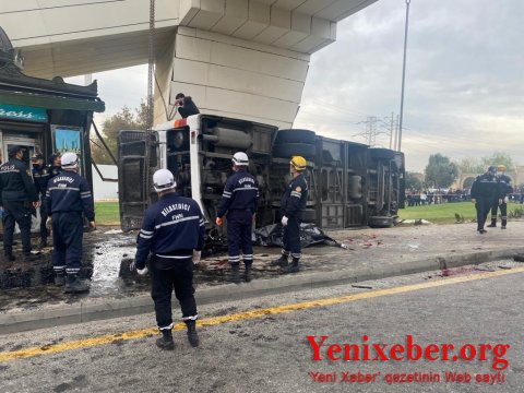 Bakıda yük maşını avtobusa çırpılıb -
