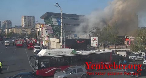 “Metro City” ticarət mərkəzi yanır
