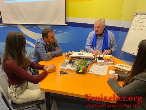 Kolin Qibson gələcəyin idman jurnalistlərinə praktiki dərslər keçir -