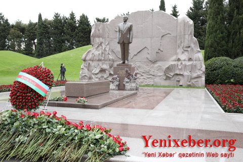 AHİK-in rəhbərliyi Ulu Öndər Heydər Əliyevin məzarını ziyarət edib -