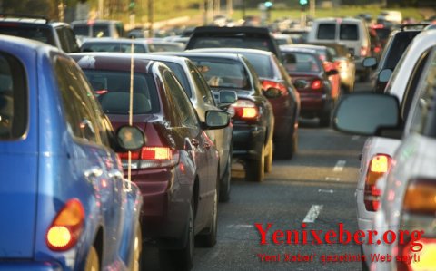 Bakının bu yollarında nəqliyyatın sıxlığı müşahidə edilir