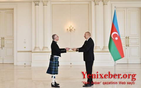 Böyük Britaniyanın yeni səfirinin etimadnaməsini qəbul edib -
