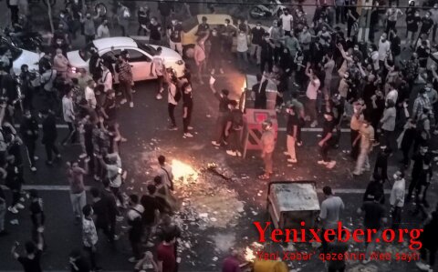 İranda etirazçılar telekomunikasiya qülləsinə od vurub, polkovniki öldürüb -