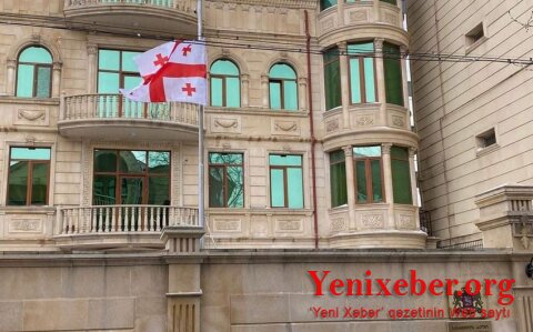 Bakıda Gürcüstan bayrağı yarıya endirildi