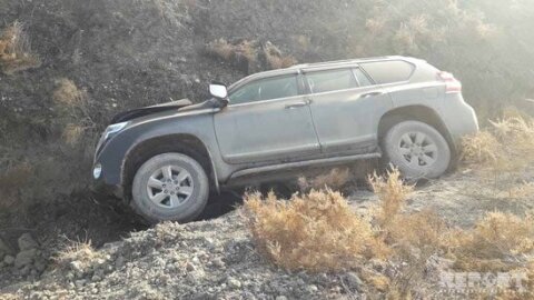 Avtomobil dərəyə aşdı -