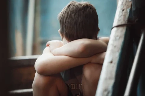 Təcavüzə uğrayan yeniyetmə özünü öldürdü - Bakıda tükürpədən cinayət