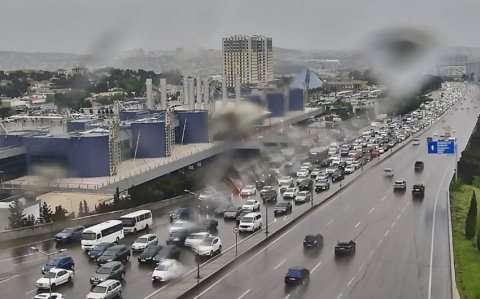 Bakının yağışlı yollarında tıxac müşahidə edilir -