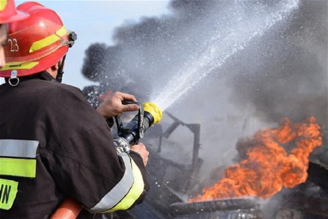 Sumqayıtda şüşə məmulatları sexi yanıb -