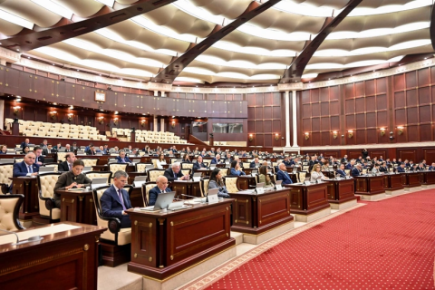 Maliyyə xidmətlərinin istehlakçılarına yeni tələb qoyulması ilə bağlı dəyişikliklər ilk oxunuşda qəbul edilib