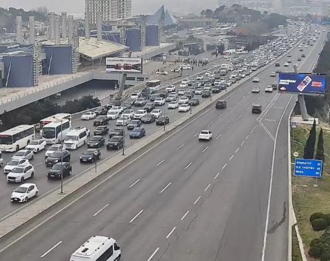 Həftənin ilk günü Bakının bir sıra yollarında nəqliyyatın sıxlığı yaranıb -