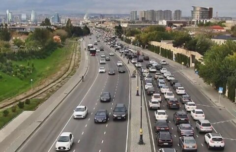 Bakının bir sıra yollarında nəqliyyatın sıxlığı yaranıb