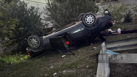 Tağıyev qəsəbəsində avtomobil aşıb -