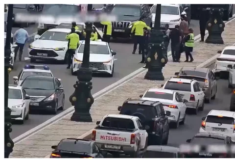 Yol polisi qəzada xəsarət alan piyadanı xəstəxanaya çatdırıb