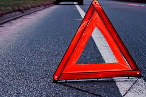 Kənar dairəvi yolda minik maşını "Kamaz"la toqquşub -