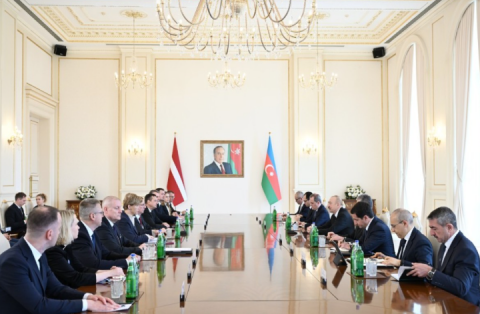 Azərbaycan və Latviya prezidentlərinin geniş tərkibdə görüşü keçirilib