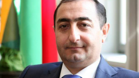 Keçmiş səfir indi isə XİN-də idarə rəisi olan Həsən Məmmədzadə “Discovery” ilə kuryerin motosikletini vurdu, hədə-qorxu gəldi