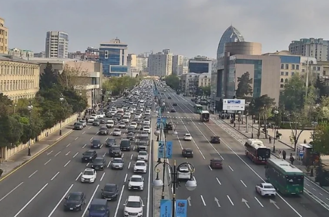 Həftənin ilk günü Bakının bir sıra yollarında nəqliyyatın sıxlığı yaranıb