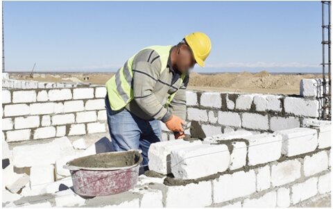 İşlədiyi evin ikinci mərtəbəsindən yıxılıb öldü