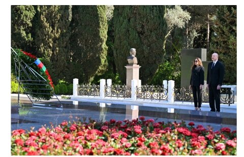 İlham Əliyev və Mehriban Əliyeva Fəxri xiyabanda Ulu Öndər Heydər Əliyevin məzarını ziyarət ediblər